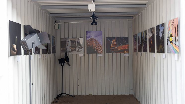 Bilder utstilt i containeren