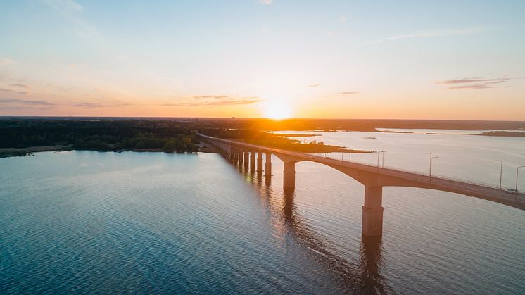 Drönarbild på Ölandsbron i solnedgång Fotograf/Källa: Marcus Carlsson