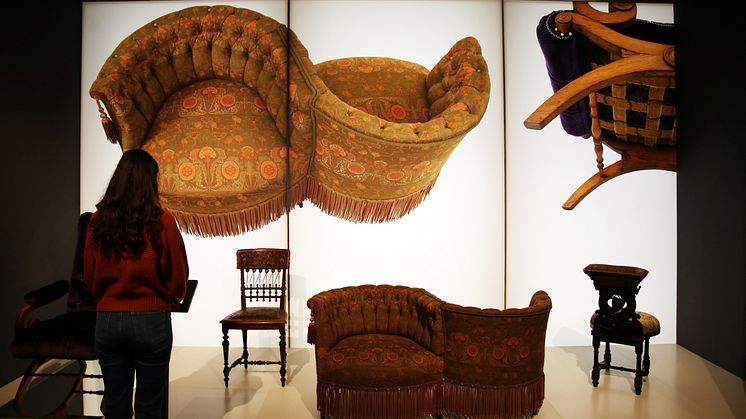 Ausstellung BESESSEN. Die geheime Kunst des Polsterns - Zweisitziges Sofa Tête-à-Tête