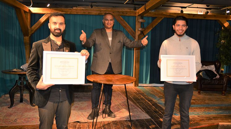 Årets ildsjel 2021 Junaid Mohammad, årets unge ildsjel 2021 Hasnain Asghar, sammen med Rashid Nawaz, leder for Stovner bydelsutvalg