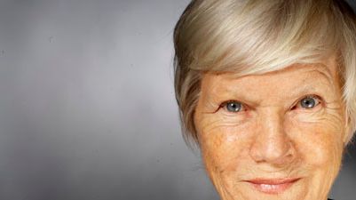 Birgitta Stenberg möter debutanten Liw Enqvist på Pride House