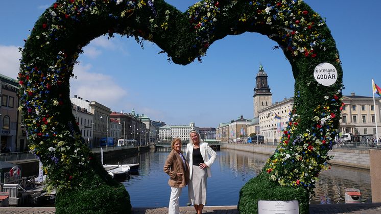 Lena Apler, Hjärtuppropets ambassadör och Lena Dalerup, vd Innerstaden Göteborg vid Lejontrappans blomsterhjärta