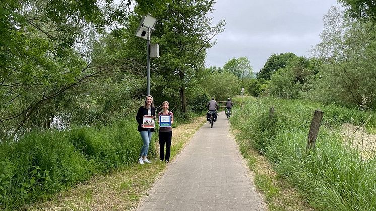 Sina Scholz und Jessica Dolle (Projektmanagerinnen vom Weserbergland Tourismus e.V.) am Standort der Zählstelle bei Hessisch Oldendorf direkt am Weser-Radweg