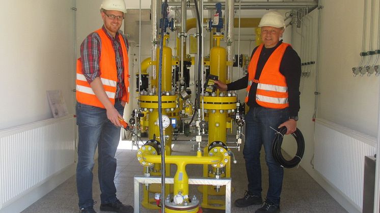 Matthias Gebel (l.) und Uwe Schiller, beide Westfalen Weser, prüfen noch einmal alle Komponenten der neuen Übernahmestation.