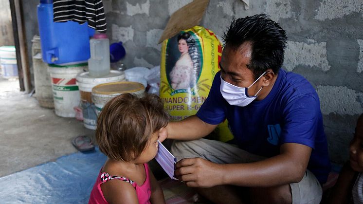 Aldrin puts a mask on his daughter