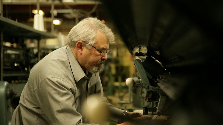Holger H. Skyt fra strikvirsomheden S.N.S. HERNING i aktion ved strikkemaskinen 