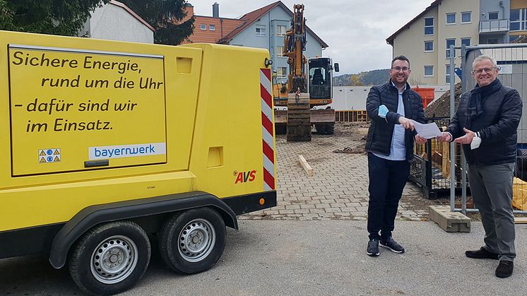 Teamleiter Tobias Henfling (links) vom Bayernwerk zeigt Schwandorfs Oberbürgermeister Andreas Feller am Dienstag, 2. November, den Plan für den Neubau der Unterstellhalle für Notstromaggregate.