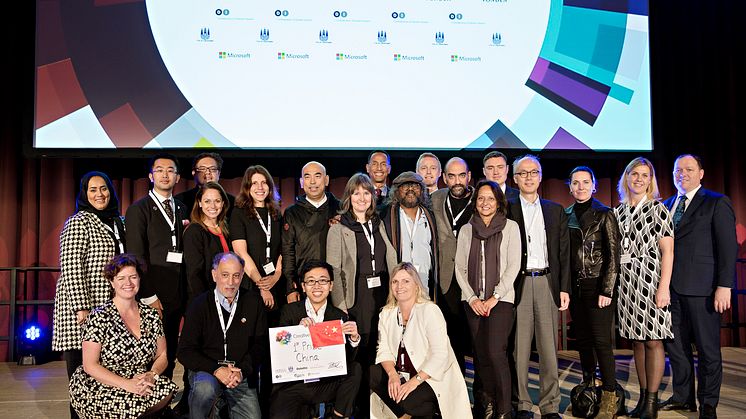 CellRobot fra Kina, vinder af Creative Business Cup 2017, sammen med juryen på scenen - Foto Creative Business Cup