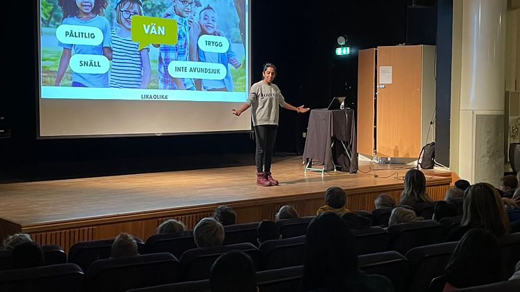 Mary Juusela från Lika Olika-metoden under en föreläsning med elever på Sammilsdalskolan i Leksand.