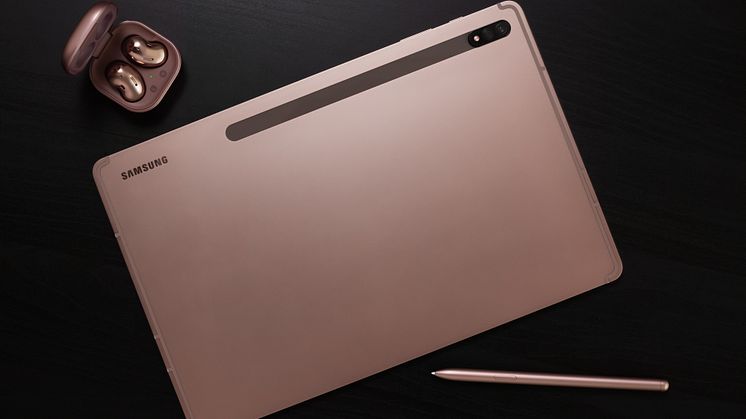 01_galaxybudslive_tabs7plus_lifestyle_image