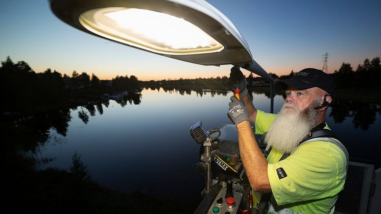 Per Lundström, Skellefteå Kommun, monterar Cebe-armaturen Motion Street.