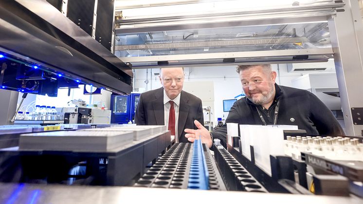 Professor Chris Whitty visiting a lab at Northumbria University