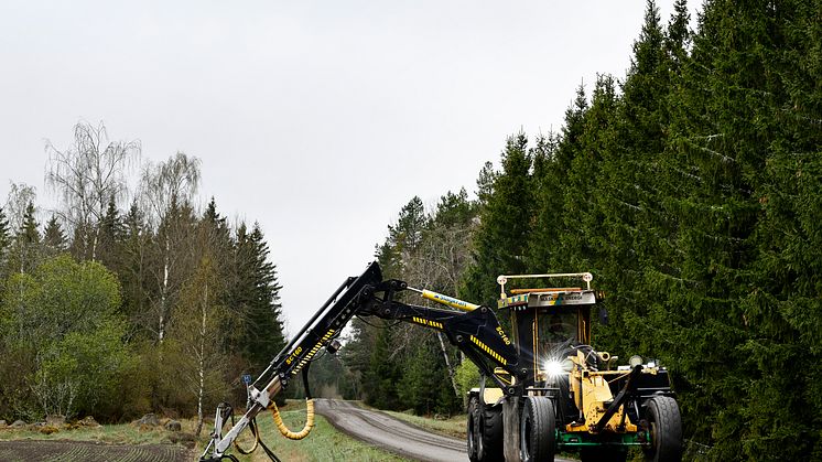 Nordverk-väghyveln med frontaggregat och kran med klippaggregat röjer 500 mil väg.