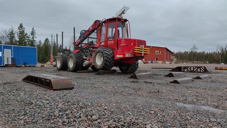 2 - Pendelarmsskotaren XT28 på hinderbana.jpg