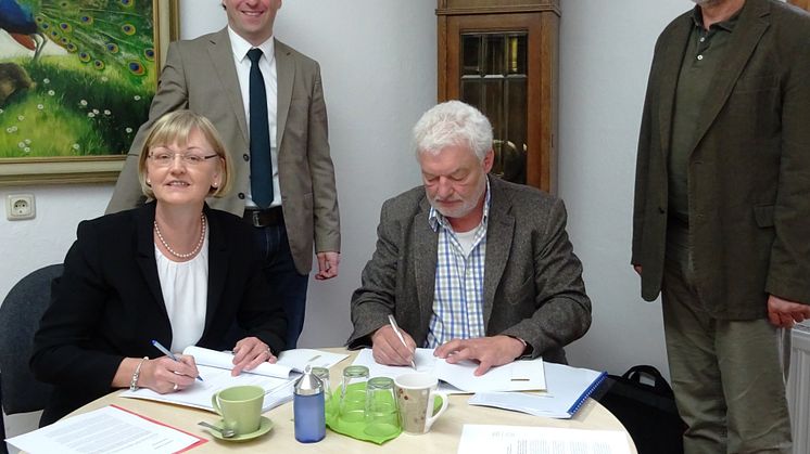 Wessobrunns Bürgermeister Dinter (2. v. r.) und Bayernwerk-Kommunalverantwortliche Jekelius (l.) unterzeichnen den neuen Konzessionsvertrag.