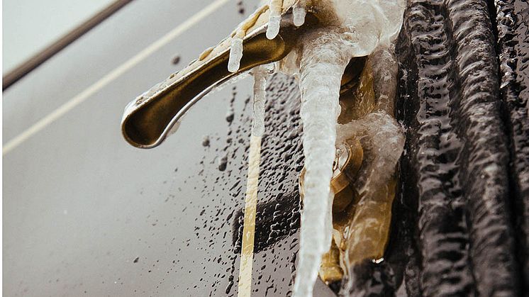 Frostbedingte Leitungswasserschäden sind häufig, obwohl sie sich oft leicht vermeiden lassen. Foto: Michal Matlon/unsplash.com