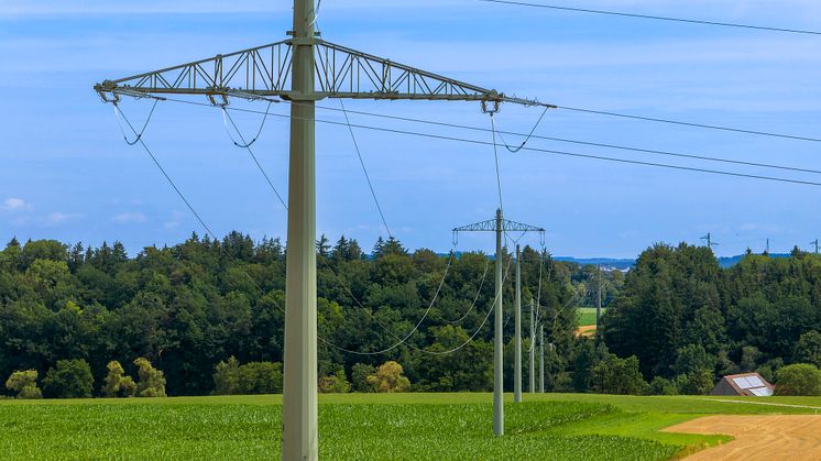 LVN hat die Modernisierung eines 3,5 Kilometer langen Abschnitts der 110-kV-Hochspannungsleitung zwischen Memmingen und Dickenreishausen abgeschlossen. Bei den neuen Masten handelt es sich um Stahlvollwandmasten.