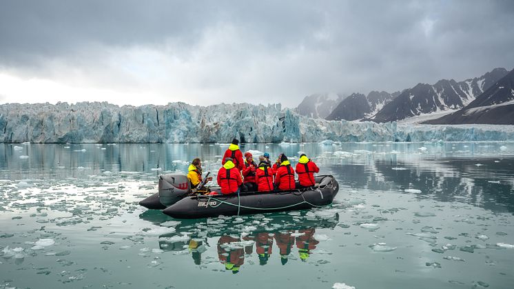 Svalbard_Expedition_boat_cruising_HGR_165319_Photo_Jan_Hvizdal.JPG