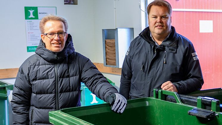 Inge Gustavsson och Johan Paulsson, bostadschef respektive teknisk förvaltare är djupt engagerade i Helsingborgshems arbete för att få fler att sortera sitt hushållsavfall rätt. I det gröna kärlet syns mätaren som i realtid mäter mängden avfall.