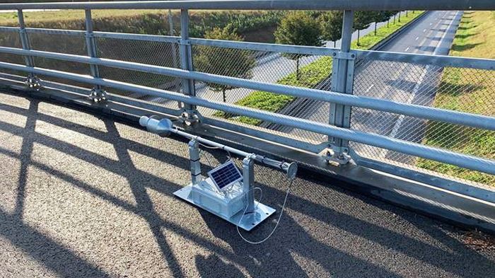 Radardetektorn monteras över Österleden (väg 111) i räcket på brons utsida och mäter ner mot körbanan. Därifrån känner den av eventuell vattensamling som den signalerar om till stadsbyggnadsförvaltningen.