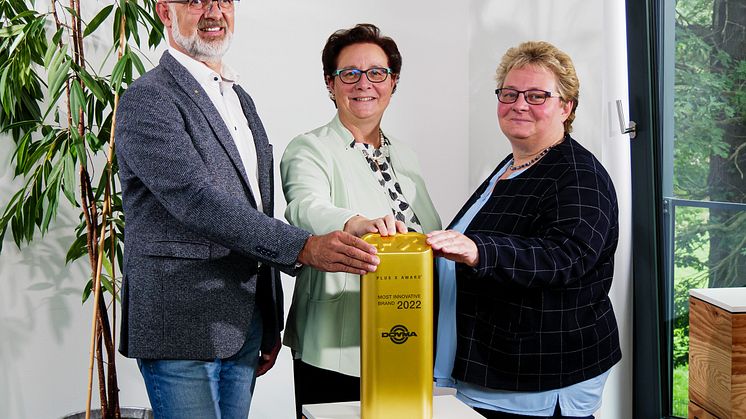 DOYMA wurde 2022 vom Plus X Award erneut als "Most innovative Brand" ausgezeichnet: René Hartwig, Geschäftsführer von DOYMA, zusammen mit Kerstin Ihlenfeldt-Wulfes (Mitte) und Tanja Kraas – beide geschäftsführende Gesellschafterinnen bei DOYMA