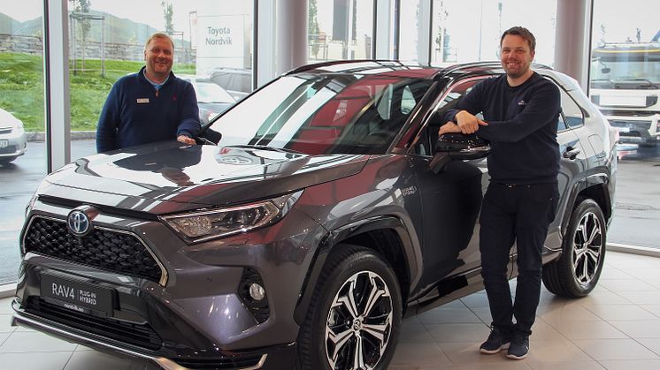 Biljournalister har trillet maksimalt med antall øyne på terningen i sin vurdering av denne modellen, sier Tom Fossen t.v. og Karl-Einar Rengård i salgsteamet hos Nordvik Toyota Bodø. Foto: Nordvik AS.