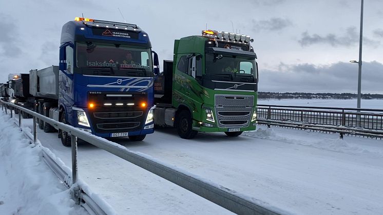 Lastbilar kolonnkör över gamla Kalixbron