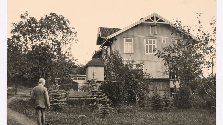 Photo: Edvard Munch in his garden at Ekely 1932-33