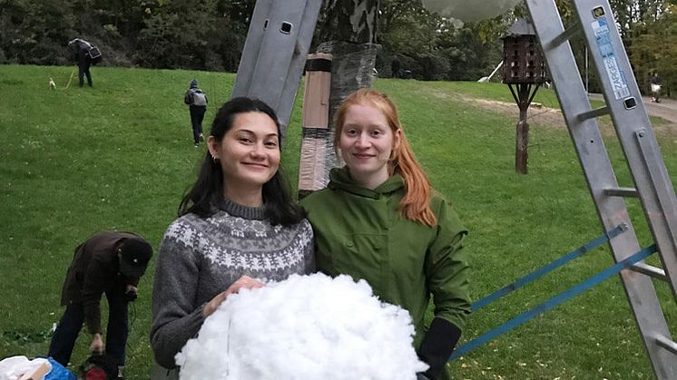 Designstudentene Natacha Dankrathok og Ann Kristin Eriksen samt to medstudenter sto bak lysinstallasjonen «The big hug».