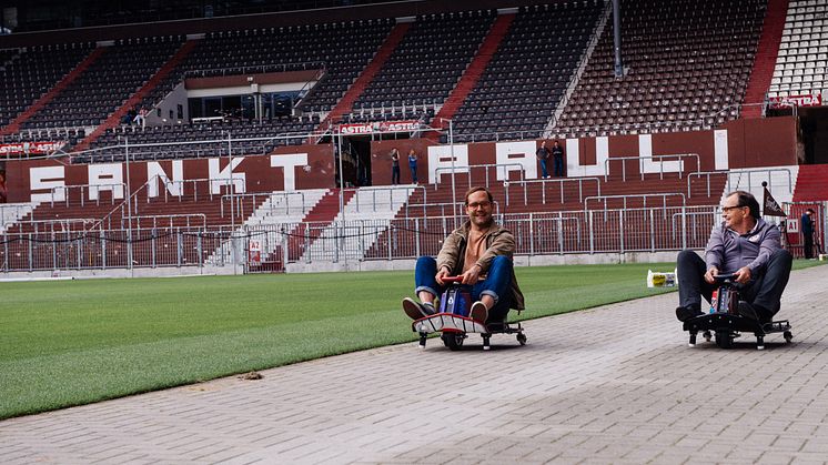 Bosse & Ewald Lienen: Mit Spaß bei der Sache - 1. soziales E-Kartrennen am Millerntor