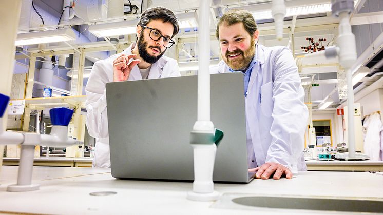 Claudio Mirabello och Björn Wallner har utvecklat Alphafold ytterligare så att verktyget nu kan nu kan ta in information från experiment och partiella data samt förutsäga väldigt stora och komplexa proteiner. Foto: Thor Balkhed