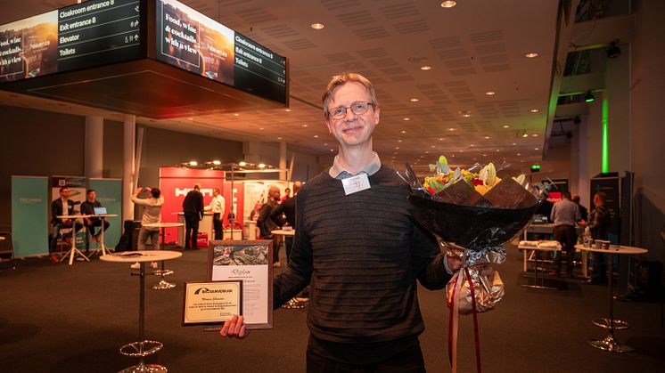 På Brobyggardagen utsågs Morgan Johansson till Årets Brobyggare 2023. Han får utmärkelsen för att bland annat ha utvecklat beräkningsmetoder för explosionslaster. Bild: Lars-Olof Tandberg