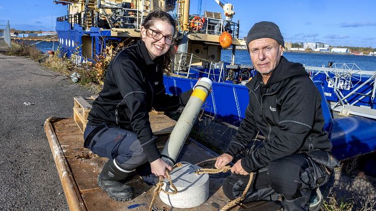 Frida Rosshagen och Torkel Lundberg kontrollerar utrustning inför inventering av Östersjöns tumlare.