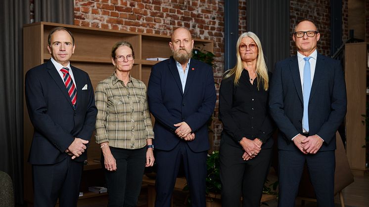 Från vänster: Henrik van Rijswijk, förhandlingschef Livsmedelsföretagen, Solweig Larsson, tredje ordf. Livs, Jolan Wennberg, andre ordf. Livs, Eva Guovelin, förbundsordförande Livs, Björn Hellman, vd Livsmedelsföretagen. Foto: Hanna Sörqvist