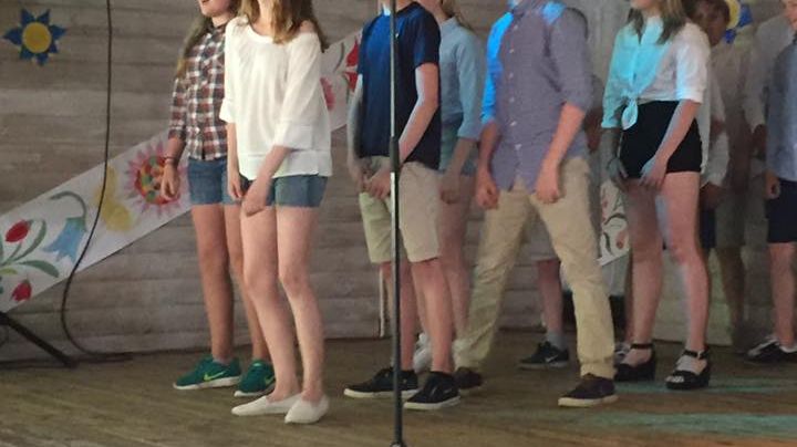 Elever från Erlaskolan i Falun uppträder på sommaravslutningen på Lilltorpet.