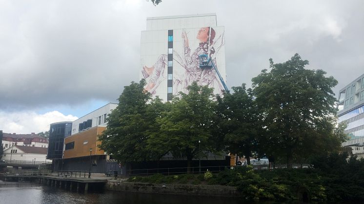 Fintan Magee från Australien är i full gång med sin gigantiska målning.
