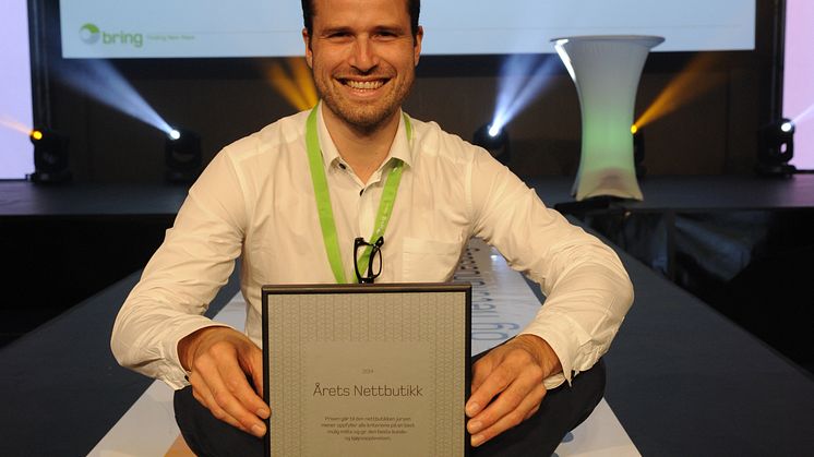 Nettbutikksjef Kristian Sveholm i Enklere liv var kveldens blideste mann etter å mottatt utmerkelsene som Årets nettbutikk 2014. Foto: Birger Morken / Posten Norge