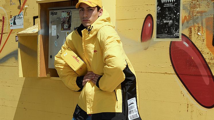Rött och gult kommer aldrig gå ur mode – Vetements presenterar en ny DHL-kollektion 