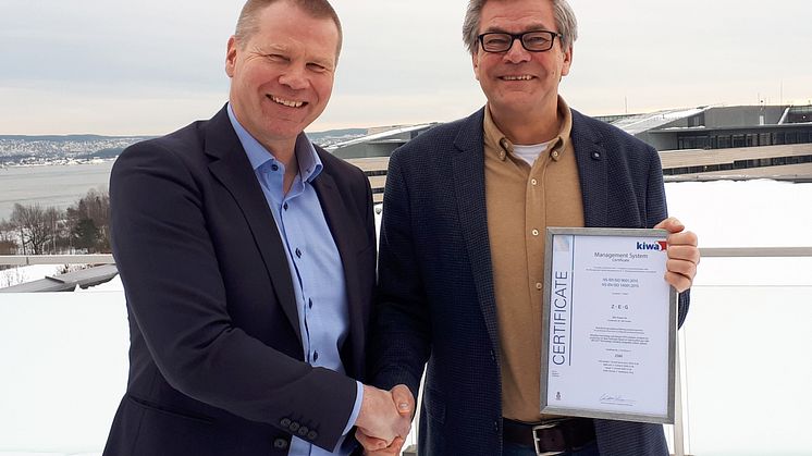 Karsten Warloe, CEO, Kiwa AS (t.v.), overrekker ISO-sertifikatet til Arild Selvig, CEO, ZEG Power AS  (Foto: Kiwa).