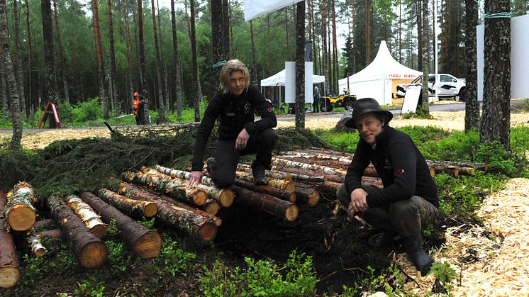 Isabelle Bergkvist och Gustav Friberg från Skogforsk vill inspirera till spårlös avverkning. 