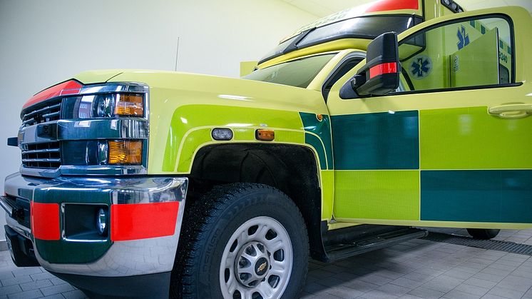 Ambulans med öppen bildörr