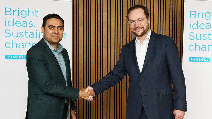 PR-foto: Vikram Sharma, Landechef ved TCS Danmark og Jens-Peter Saul, Group CEO and Executive Board CEO, Rambøll.