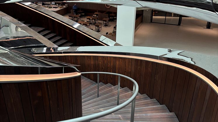 Kebony-Holztreppe im FENIX Museum: Nachhaltige Architektur, doppelte Helix, Design von MAD Architects in Rotterdam.