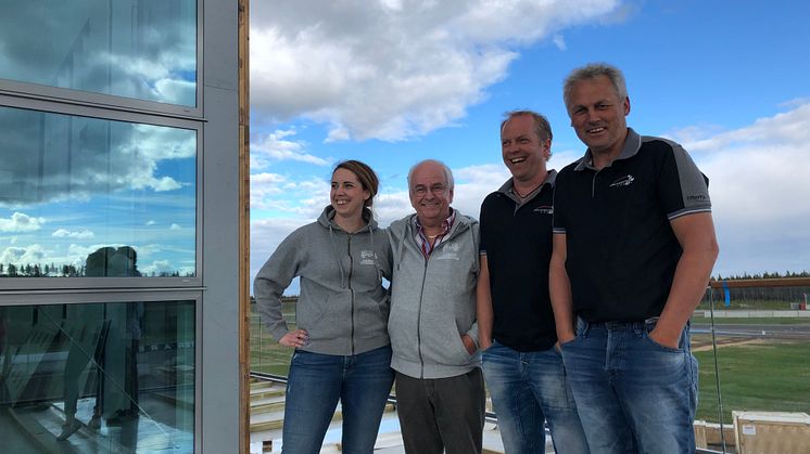 Slutspurten pågår inför premiären av Midnattssolsloppet, fr. vänster: Jessica Karlsson och Kjell Dahlgren på Skellefteå Motorsällskap samt Daniel Wikgren och Jan Marklund på Drivecenter Arena.