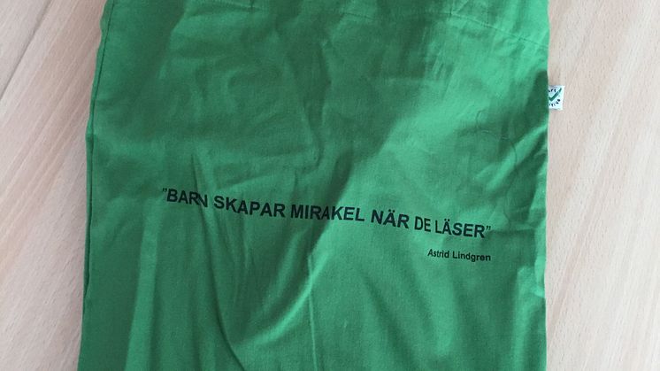 En av ett hundratal bokpåsar som ska delas ut i Angered.