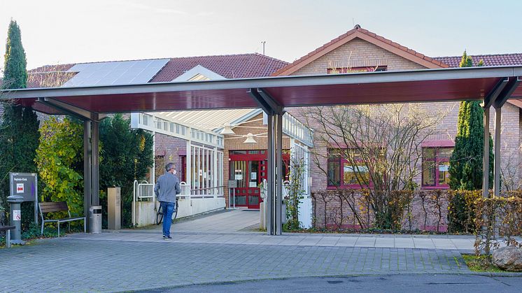 Einlass in die Hephata-Klinik wird ab sofort nur noch mit einem Mund-Nasen-Schutz (MNS oder FFP2-Maske) gewährt.