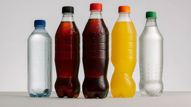 Coca-Cola i Sverige först ut att skifta hela lokalproducerade PET-portföljen till 100 procent återvunnen plast*