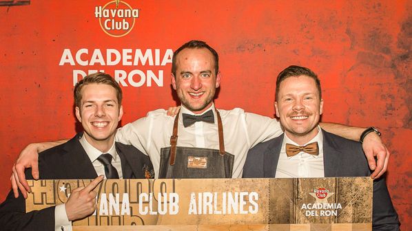 Ticket für Kuba: Gratulation von Christian Balke, Brand Ambassador von Havana Club (rechts) an Marian Krause (links) und Lars Bender (Mitte). (Quelle: Pernod Ricard Deutschland) 