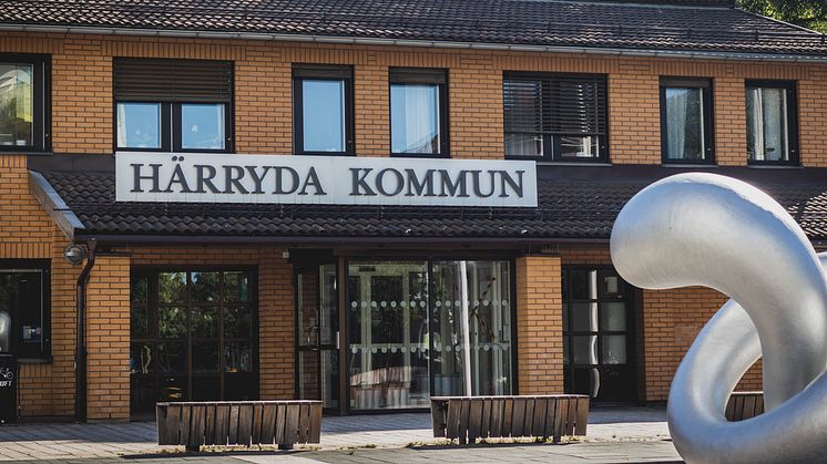 Kommunhuset i Mölnlycke, Härryda kommun. Skulptur i förgrunden "Nod" av Eva Hild.