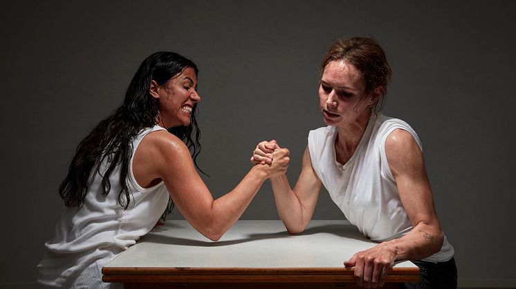 Angelica Radvolt och Nina Persson i Vinnaren tar. I föreställningen medverkar också bl a Thomas Öberg, Moto Boy och Kristin Amparo. Foto: Johan Sundell